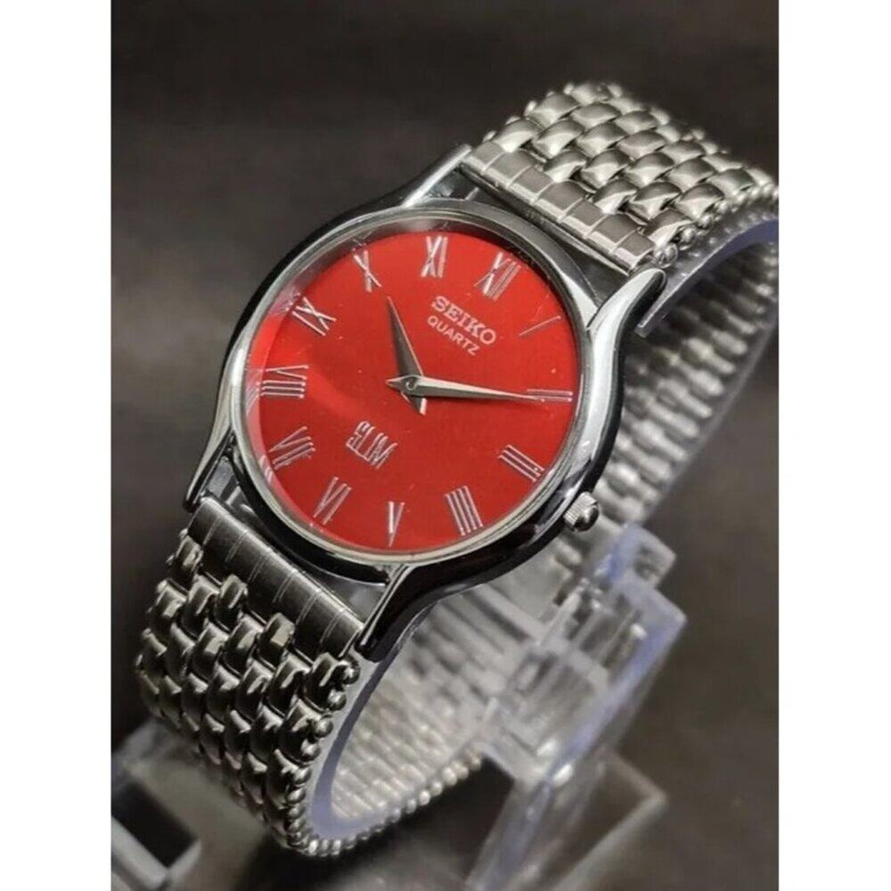 Vintage Style Seiko Quartz Mens Silver Watch & Red accents W/ Metal Strap